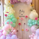 تنسيق خلفية محفورة باللون البيج مع بالونات باستيل وورد جيربيرا طبيعي وجبسوفيل بثيم Baby in Bloom لحفلات استقبال المواليد وأعياد الميلاد بجدة - متجر زينة بارتي