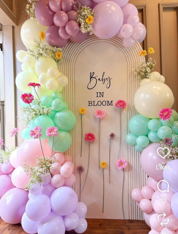 تنسيق خلفية محفورة باللون البيج مع بالونات باستيل وورد جيربيرا طبيعي وجبسوفيل بثيم Baby in Bloom لحفلات استقبال المواليد وأعياد الميلاد بجدة - متجر زينة بارتي